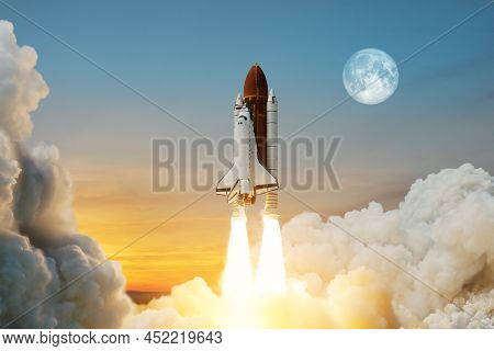 Spaceship Lift Off. Space Shuttle With Smoke And Blast Takes Off Into Space On A Background Of A Sun