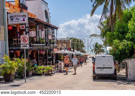 Playa Del Carmen, Mexico - March 28, 2022: View Of Shops And Street Scenes On 5th Avenue In Play Del