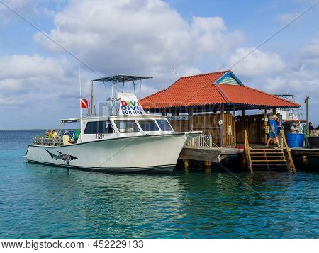 Kralendijk Bonaire - October 9, 2013: Dive Boat At Divi Flamingo Beach Resort