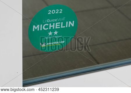 Bordeaux , Aquitaine  France - 03 27 2022 : Michelin Guide Vert 2022 Logo Sign And Green Text Brand 