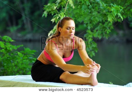 Donna facendo Yoga
