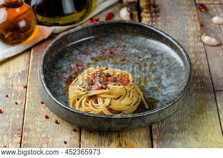 Spaghetti Oli Olio On Grey Plate On Wooden Table