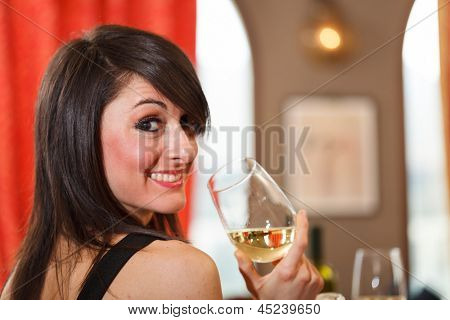 Frau trinkt Wein in einem restaurant