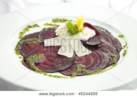 Kasvissyöjä punajuuri-Carpaccio W vuohenjuustoa ja Pesto