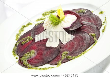 Kasvissyöjä punajuuri-Carpaccio W vuohenjuustoa ja Pesto