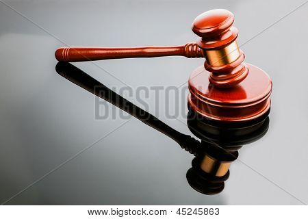 法官或拍卖锤符号照片的权力和决策