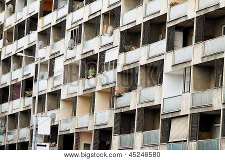 apartamentos viejos y gastados en gyor, Hungría. hogares necesitados de renovación