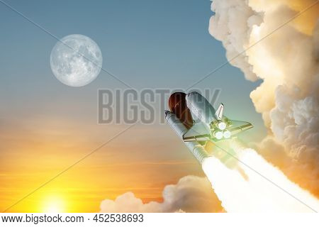 Spaceship Lift Off. Space Shuttle With Smoke And Blast Takes Off Into Space On A Background Of A Sun