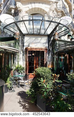Paris, France-april 03 , 2022 : The Famous Cafe La Closerie Des Lilas Was Where The Intelligentsia H