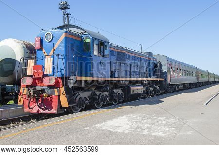 Velikie Luki, Russia - July 04, 2018: Soviet/russian Shunting Locomotive Tem2-7617 With A Passenger 