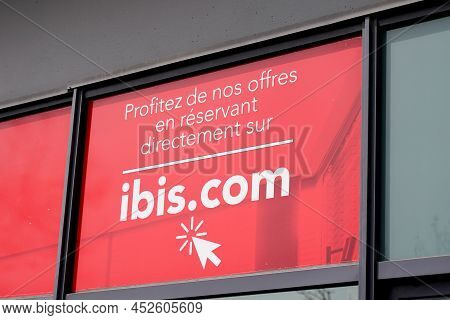Bordeaux , Aquitaine  France - 04 04 2022 : Ibis Ibis.com Text Brand And Sign Logo Hotel Building In