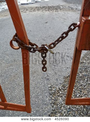 Cancello incatenato e bloccato