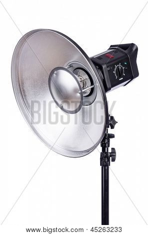 Carrinho de luz de estúdio isolado no branco