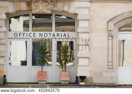 Bordeaux , Aquitaine  France - 04 04 2022 : Office Notarial Notaire French Office Entrance Board Tex
