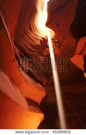 แสงไฟที่ตื่นตาตื่นใจในแอนเทอโลปแคนยอน อริโซนา