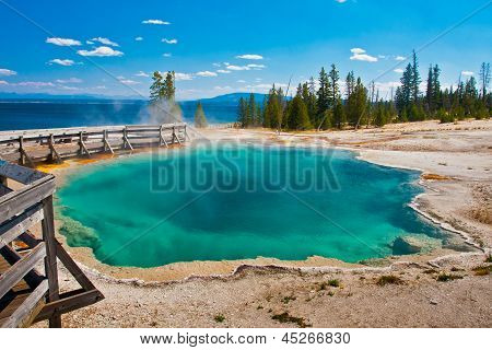 สระว่ายน้ำสีฟ้าสวยงามใกล้ทะเลสาบเยลโลว์สโตนในอุทยานแห่งชาติเยลโล่สโตน