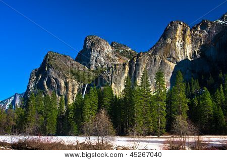 น้ำตก Bridalveil ในอุทยานแห่งชาติโยเซมิตี รัฐแคลิฟอร์เนีย