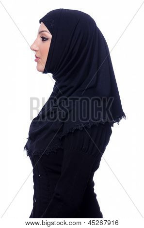 Mujer joven musulmana llevar hijab en blanco
