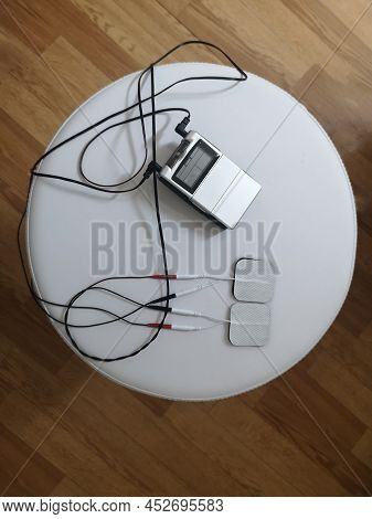 Electrical Stimulation Therapy On White Chair, Electro-acupuncture Dual Channels, Electric Actuator