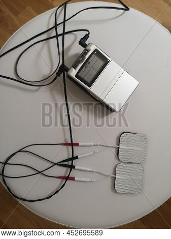 Electrical Stimulation Therapy On White Chair, Electro-acupuncture Dual Channels, Electric Actuator