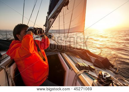 PELOPONEZ, Grecja - 29 maja: niezidentyfikowane marynarz bierze udział w IX regaty żeglarskie wiosna Ellada 2