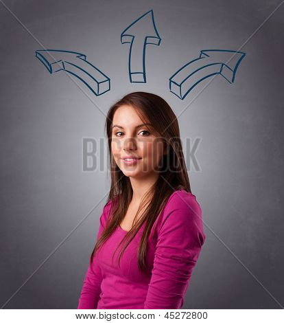 Schöne junge Dame denken mit Pfeilen overhead