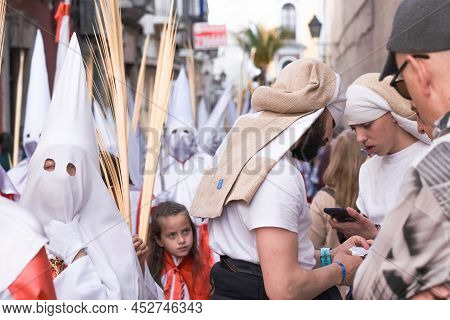 Badajoz, 03, 10, 2022. Costaleros And Nazarenes During A Holy Week Procession. Holy Week In Spain. T