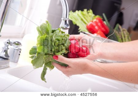 女性洗濯大根