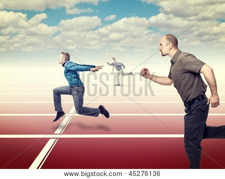 Menschen Runnning und Blu himmel hintergrund