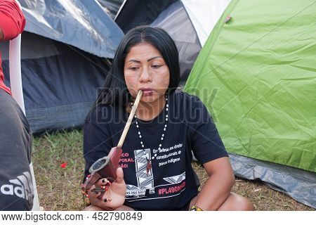Brasilia, Df, Brazil-april 12, 2022: Thousands Of Indigenous Natives From All Over Brazil Descend Up