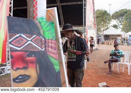 Brasilia, Df, Brazil-april 12, 2022: Thousands Of Indigenous Natives From All Over Brazil Descend Up