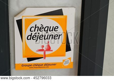 Bordeaux , Aquitaine  France - 04 10 2022 : Cheque Dejeuner Logo Brand And Text Sign Facade French W