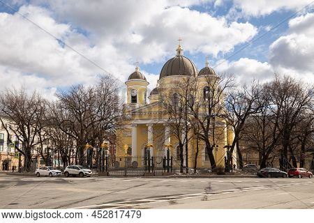 Spaso-preobrazhensky (transfiguration) Cathedral (1829) With A Fence Of Captured Cannons, St. Peters