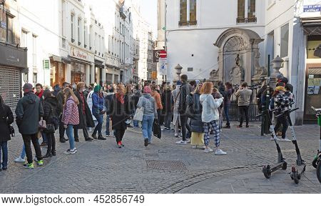 Brussels, Belgium On Februari 26, 2022: The Mannekin Pis In Brussels, Belgium Is A Famous Statue Of 