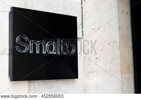 Bordeaux , Aquitaine  France - 04 10 2022 : Smalto Store Sign Logo And Text Brand Of Clothes Fashion