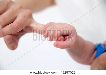 아기 손을 잡고 어머니 손가락