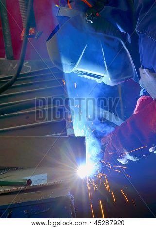 Schweißer mit Schutzmaske, Schweißen, Metall und Funken