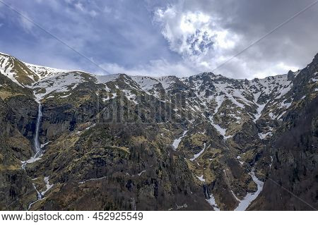 Big Mountain Waterfall. Vidimsko Praskalo. Bulgaria Niar Aprilci