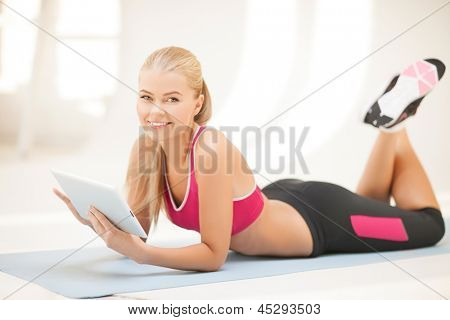 žena ležela na podlaze a při pohledu do počítače tablet pc