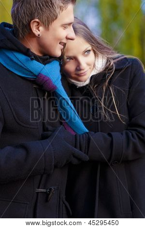 Счастливая пара стоял вместе и расслабляющий