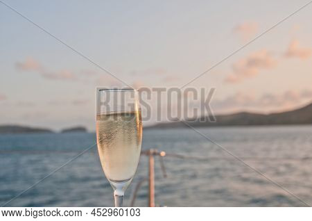 Bubby Sparkling Champagne Flute Glass With Evening Scene While Sailing In The Pacific Ocean In Queen