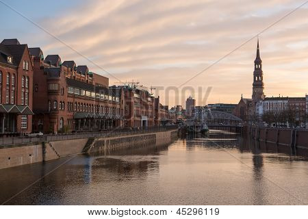 Atardecer en Hamburgo, ciudad alemana. Distrito de Speicherstadt