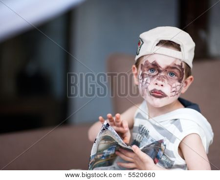 塗装の顔を持つ少年