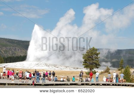 Yellowstone - Old Faithful erupting and crowd