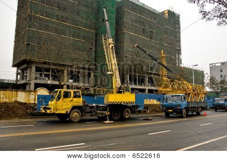 Gru telescopiche sono sollevamento pesante sul cantiere.