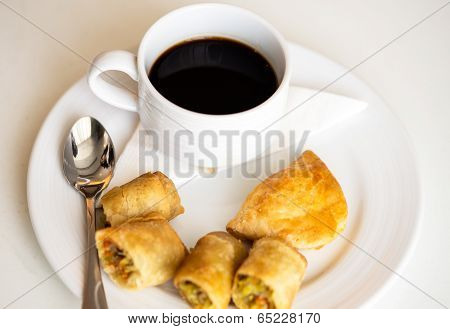 Hot Coffee And Thai Spring Roll (por Pieer Tod)