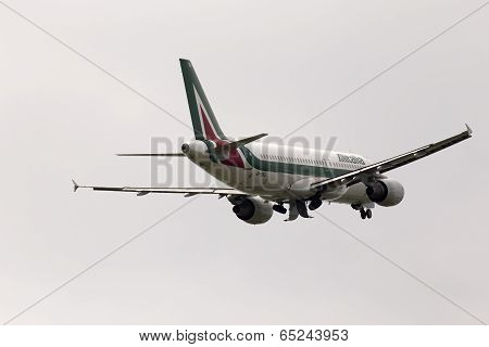 Departing Alitalia Airbus A320-216 aircraft