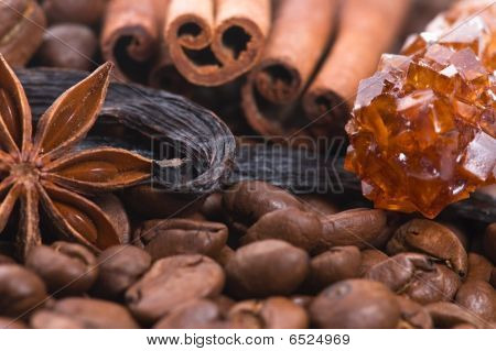 Aroma Kaffee. Zutaten. Kaffee Beens, Anis, Zimt, Zucker