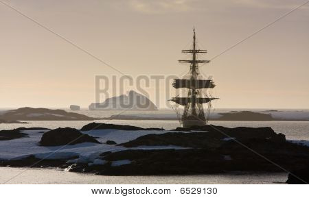 Segelschiff unter Eisberge