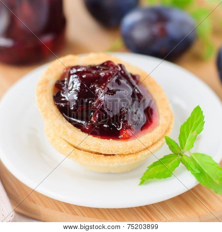 Plum, Orange And Mint Jam In Small Tart Shells (tartlets)